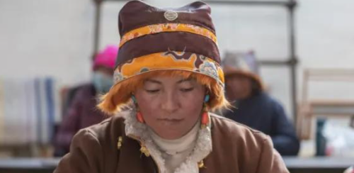 天猫代运营-4600米的高原上，一群藏族女人靠织布过冬